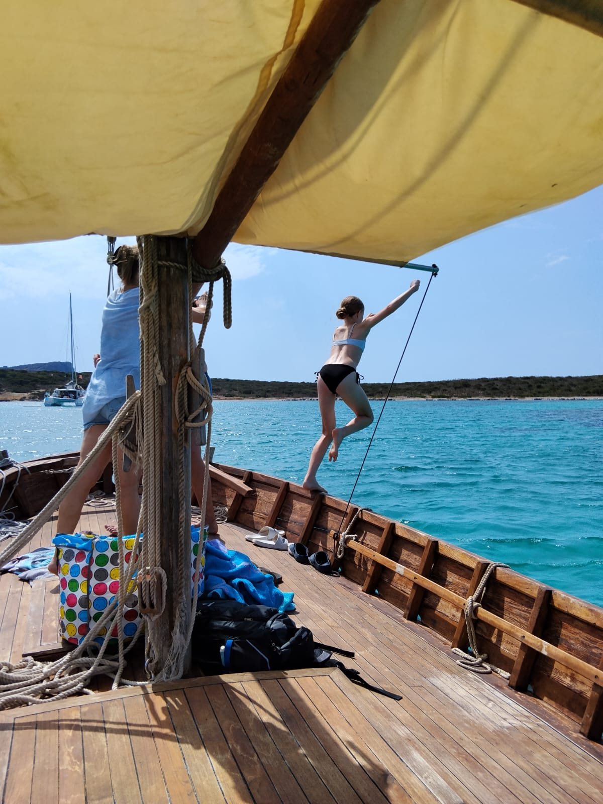 Albero e vela latina del gozzo Il Professore durante una sosta nel Golfo dell'Asinara
