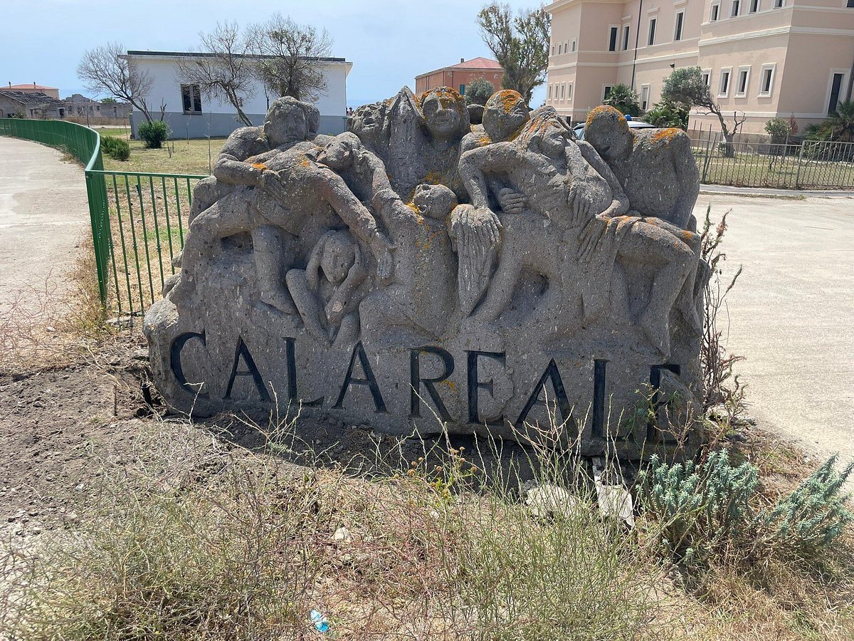 Cartello in pietra con la scritta Cala Reale all'Asinara