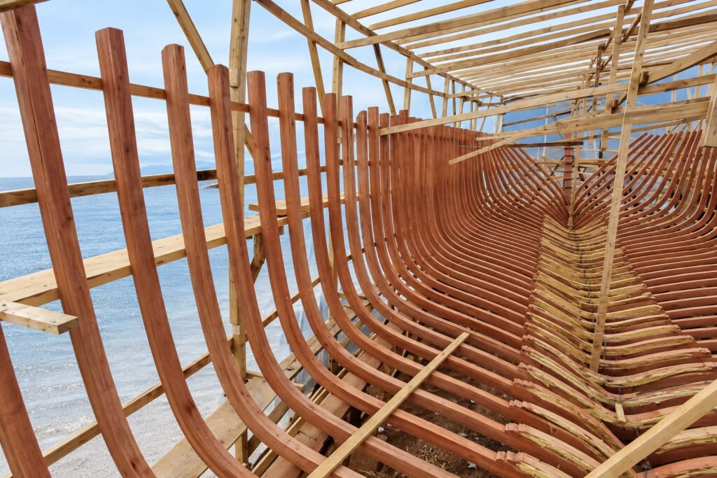 Ordinate in legno di uno scafo in costruzione sullo scalo vicino al mare