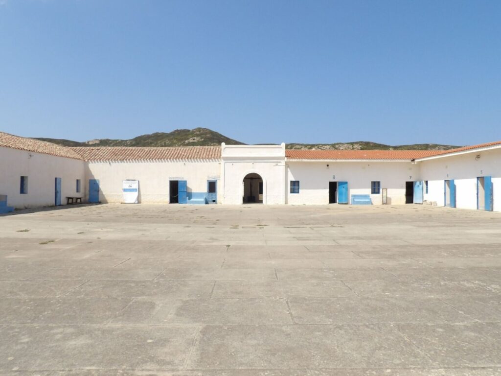 Cortile interno della Diramazione Centrale dell'ex carcere di Cala d'Oliva all'Asinara