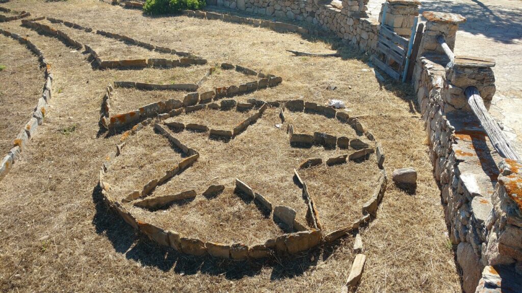 Aiuola in pietra nel giardino esterno dell'ex carcere di massima sicurezza di Fornelli all'Asinara