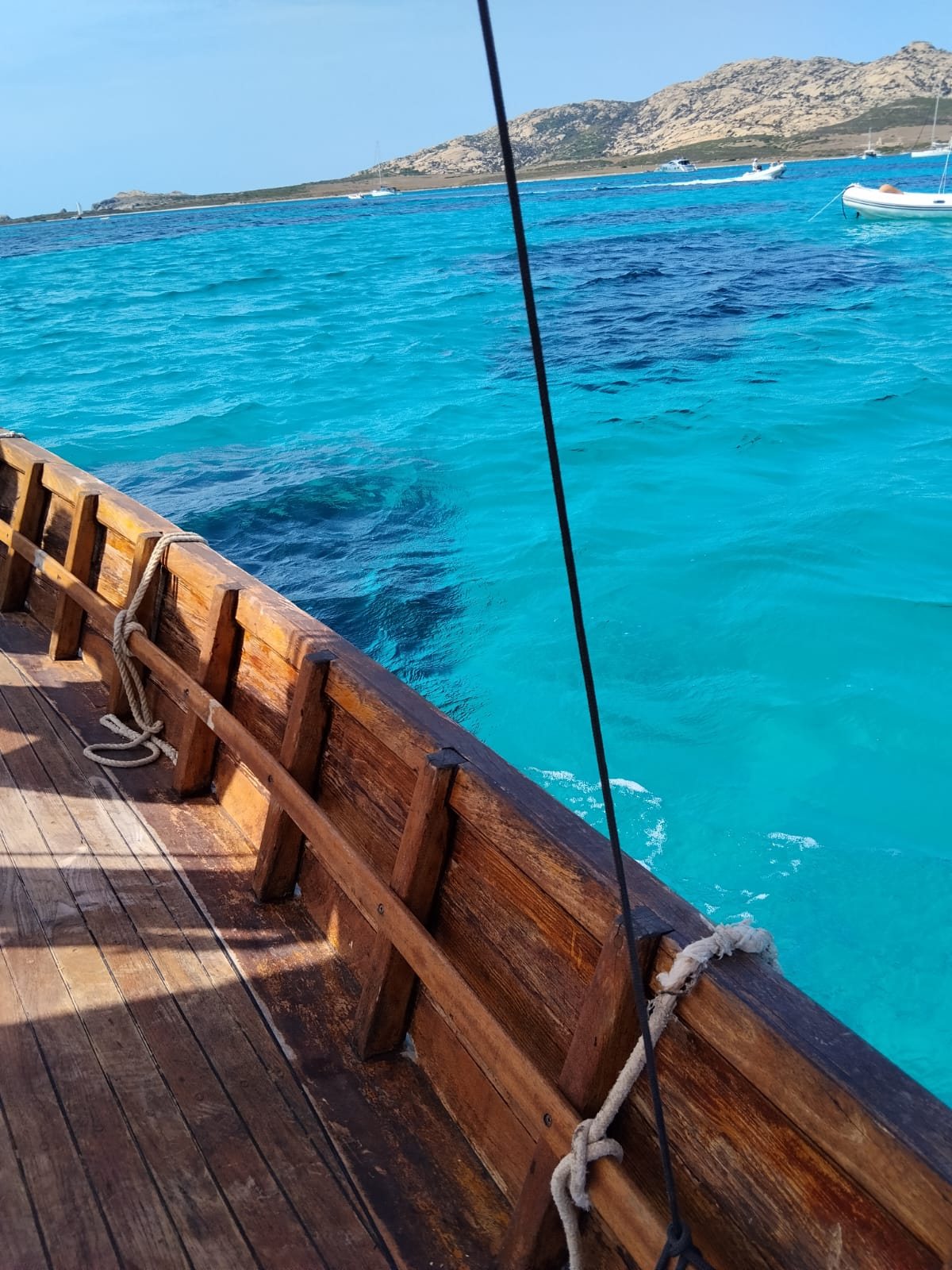 Ospiti a bordo del gozzo a vela latina nel Golfo dell'Asinara