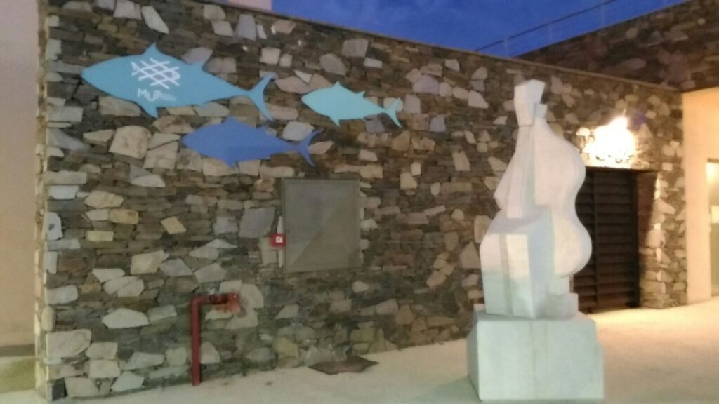 Attrezzature della tonnara esposte in una sala del MUT, il Museo della Tonnara di Stintino